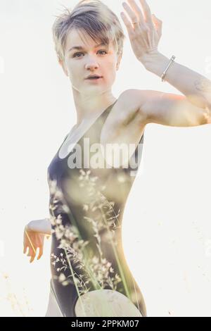 Primo piano donna a capelli corti in estate prato ritratto foto Foto Stock