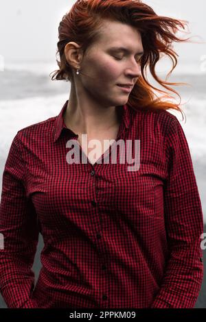 Primo piano attraente donna con capelli ondulati da forte vento ritratto immagine Foto Stock