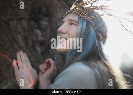 Primo piano donna stile pagano con alone di sole intorno ai capelli ritratto immagine Foto Stock