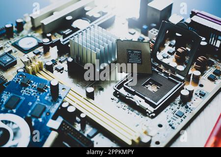 Chip del computer di messa a fuoco selettiva sul connettore femmina. Chipset sulla scheda elettronica della scheda madre del PC in officina di riparazione. Chip CPU. Componenti elettronici. Hardware del computer. Aggiornare il chip del processore del computer. Foto Stock