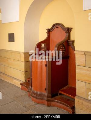 Cortile della passione del XVII secolo e santuario mariano dei Padri Bernardini, confessionale in legno, Kalwaria Zebrzydowska, Polonia. Foto Stock