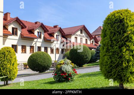 Cortile di fronte alla Casa del Pellegrino e al santuario della passione e mariana, Kalwaria Zebrzydowska, Polonia. Foto Stock