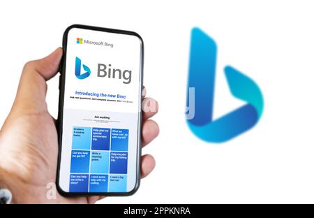 Una mano che tiene un telefono con il sito Web Microsoft Bing sullo schermo Foto Stock