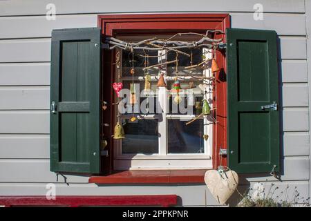 Finestra con decorazione - casa pittoresca nel centro storico di Monschau, Germania Foto Stock