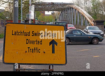 Latchford Swing Bridge chiuso - segnale di traffico deviato, A50, traffico caos e ritardi, Stockton Heath, Warrington, Cheshire, Inghilterra, REGNO UNITO, WA4 6SG Foto Stock