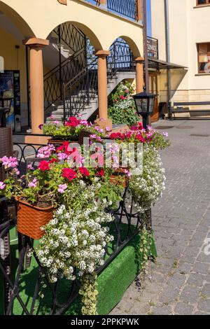 Cortile di fronte alla Casa del Pellegrino e al santuario della passione e mariana, Kalwaria Zebrzydowska, Polonia. Foto Stock