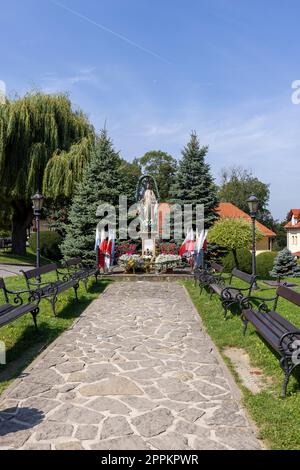 Figura di Maria nel cortile di fronte alla Casa del Pellegrino e al santuario della passione e mariana, Kalwaria Zebrzydowska, Polonia. Foto Stock