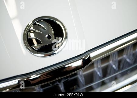 Polonia. 18th Apr, 2023. In questa foto, un logo Skoda visto su un'auto elettrica. Il Parlamento europeo ha approvato un accordo sulle modifiche alle norme sulle emissioni di scarico per le autovetture nuove e i furgoni per la consegna: Si tratta di ridurre le emissioni di CO2 delle autovetture nuove del 100 per cento entro il 2035. Allo stesso tempo, è stato votato un obiettivo intermedio - ridurre le emissioni di anidride carbonica del 55% entro il 2030 (Foto di Mateusz Slodkowski/SOPA Images/Sipa USA) Credit: Sipa USA/Alamy Live News Foto Stock