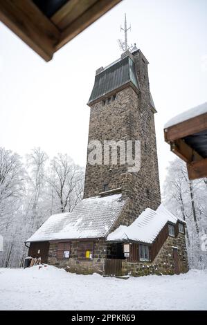 Kaiserturm (Lautertal) a Odenwald Neunkircher Hoehe durante l'inverno con un sacco di neve, vista dal basso angolo Foto Stock