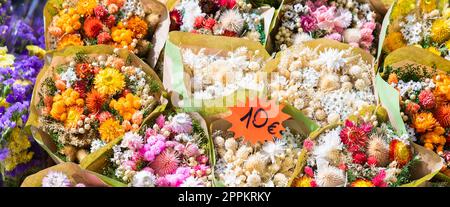 Mercato dei fiori d'epoca sulla strada pubblica - stile cottagecore retrò. Foto Stock