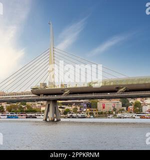 Golden Horn Metro Bridge o Halic Bridge, Istanbul, Turchia, in un giorno d'estate Foto Stock