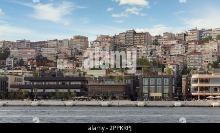 Vista dal mare del porto di Galata, quartiere Karakoy, Istanbul, Turchia Foto Stock