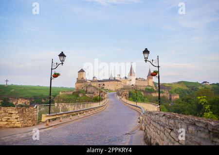 Kamianets-Podilskyi è una città romantica. Una pittoresca vista estiva dell'antico castello-fortezza di Kamianets-Podilskyi, regione di Khmelnytskyi, Ucraina. Foto Stock