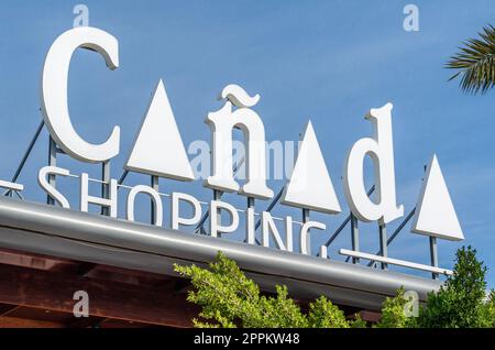 MARBELLA, SPAGNA - 11 OTTOBRE 2021: Logo di "la CaÃ±ada shopping", un centro commerciale situato a Marbella, sulla Costa del Sol, Andalusia, Spagna meridionale Foto Stock