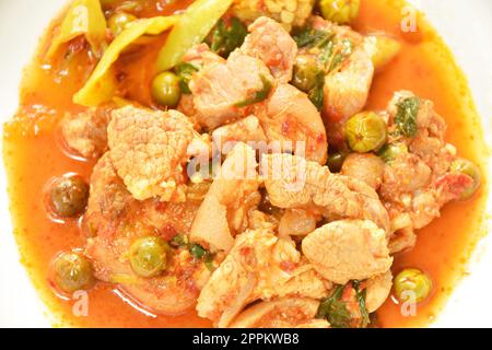 aggiungere una fetta di maiale piccante e fritta con curry di melanzane piastra Foto Stock