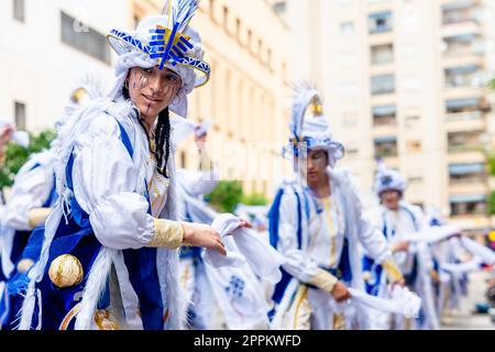 Badajoz, Spagna, domenica. Febbraio 19 2023. Parade attraverso le strade di Badajoz, gruppo chiamato montihuakan Foto Stock