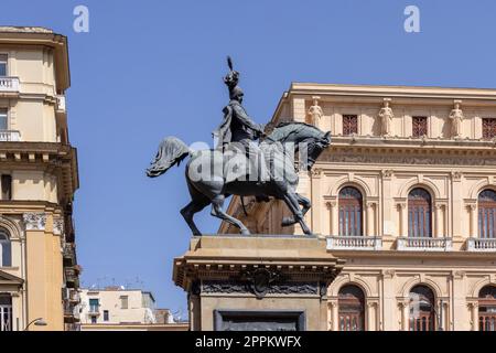 Statua equestre di Vittorio Emanuele II, monumento situato in Piazza Bovio, Napoli, Italia Foto Stock