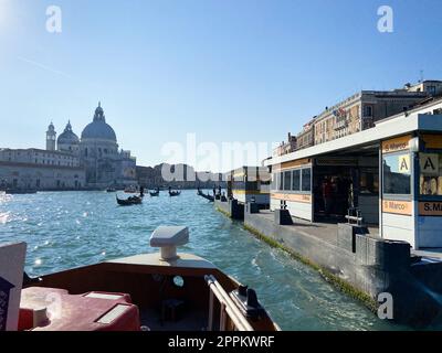 Fermata San Marco del vaporetto nella laguna veneziana Foto Stock