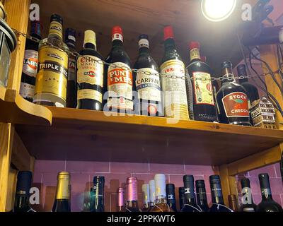 bottiglie con bevande forti nell'enoteca locale Foto Stock