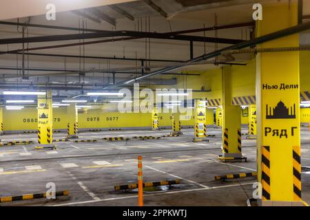 parcheggio sotterraneo vuoto nel centro commerciale Foto Stock