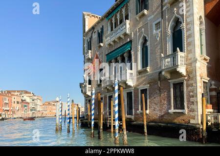 casa con bandiera veneziana sul Canal grande, Venezia Foto Stock