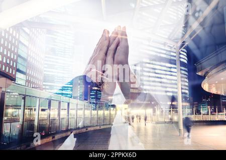 Tre persone aziendali hanno raggiunto cinque persone al di fuori dell'ufficio. Doppia esposizione con effetto luminoso Foto Stock