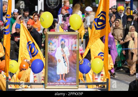 Gravesend, Kent, Regno Unito. Celebrazioni Vaisakhi annuali nel centro della città. 15th aprile 2023. Ritratto di Guru (Tegh bahadur ?) dato l'orgoglio di posto al f Foto Stock