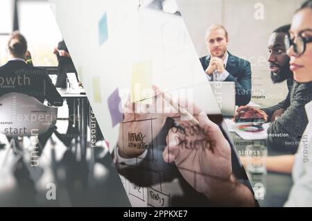 Collage di uomini di affari che lavorano insieme il disegno di un diagramma di business con penna di marcatura. concetto di lavoro di squadra, di partenariato e di successo. La doppia esposizione Foto Stock