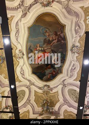 Soffitto decorato nel museo Ca' Pesaro di Venezia Foto Stock