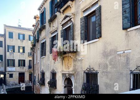Bandiera veneziana sul condominio della città di Venezia Foto Stock