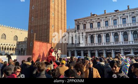 Persone in Piazza San Marco durante il Carnevale di Venezia Foto Stock