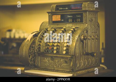 Primo piano vintage cash register in store seppia effect concept photo Foto Stock