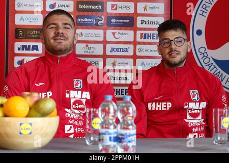 Zagabria, Croazia. 24th Apr, 2023. Marin Sipic e Filip Glavas alla conferenza stampa della squadra croata di pallamano davanti alle ultime due partite nelle qualificazioni per il Campionato europeo 2024 a Zagabria, Croazia, il 24 aprile 2023. Foto: Goran Stanzl/PIXSELL Credit: Pixsell/Alamy Live News Foto Stock