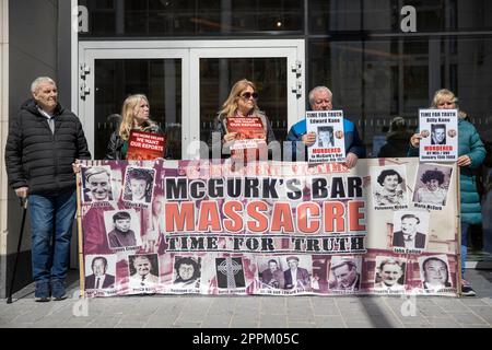 Tempo per la verità e la giustizia attivisti durante una protesta contro l'Irlanda del Nord Troubles (Legacy and Reconciliation) Bill al di fuori del Northern Ireland Office (NIO) presso Erskine House a Belfast. Data immagine: Lunedì 23 2023 aprile. Foto Stock