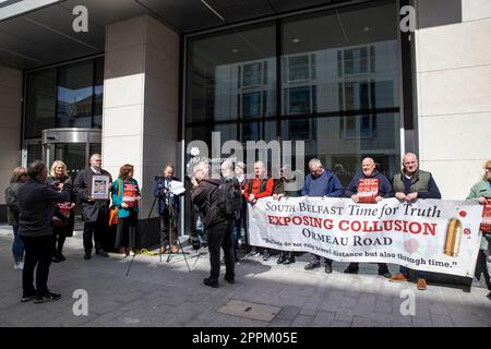 Tempo per la verità e la giustizia attivisti durante una protesta contro l'Irlanda del Nord Troubles (Legacy and Reconciliation) Bill al di fuori del Northern Ireland Office (NIO) presso Erskine House a Belfast. Data immagine: Lunedì 23 2023 aprile. Foto Stock