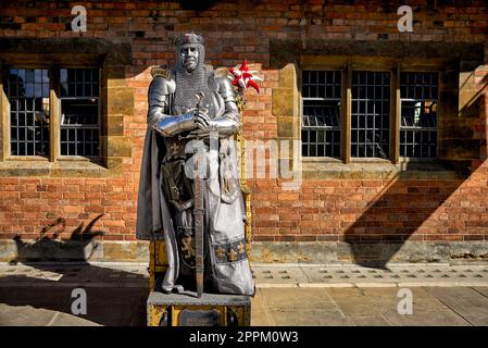 Statua vivente di Riccardo 1, Richard the Lion Heart, Henley Street, Stratford Upon Avon, Inghilterra Regno Unito. Intrattenitore di strada Foto Stock