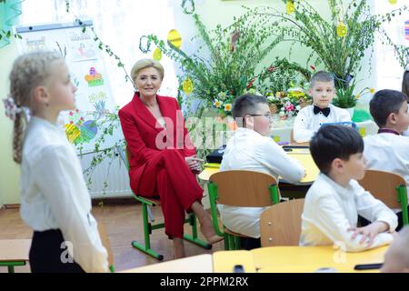 MOSTYSKA, UCRAINA - 21 APRILE 2023 - prima Signora della Polonia Agata Kornhauser-Duda visita Saint Queen Jadwiga Lyseum N3, Mostyska, Regione di Lviv, occidentale Foto Stock