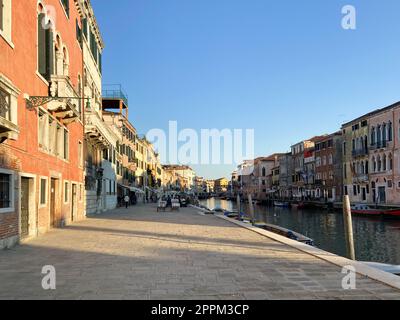 street on nel sestiere di Cannaregio, nella città di Venezia Foto Stock