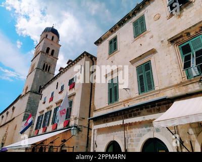 Stradun, Stradone è la strada principale del centro storico di Dubrovnik in Croazia. attrazioni architettoniche. Un luogo popolare per le passeggiate turistiche. 14 agosto 2022 Torre e facciate di antiche case. Foto Stock