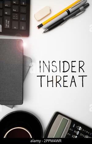 Ispirazione che mostra la minaccia Insider di segno. Minaccia alla sicurezza del concetto aziendale che deriva dall'interno dell'organizzazione Foto Stock