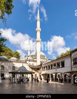 Cortile della Moschea del Sultano Eyup, una moschea ottomana, Istanbul, Turchia Foto Stock