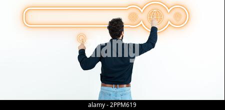 Gentiluomo in camicia scura che punta al bottone virtuale con due dita. Il design digitale futuristico presenta importanti informazioni e programmi. Idee d'affari. Foto Stock