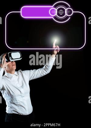 Donna che indossa occhiali VR e punta con le dita gli aggiornamenti recenti. Donna d'affari con occhiali per realtà virtuale e presentazione di una nuova idea. Visualizzazione dati in ritardo. Foto Stock
