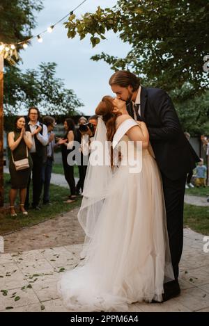 la prima danza nuziale della sposa e dello sposo Foto Stock