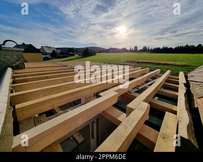 Sistema a tetto piatto con legno, travi e scandole Foto Stock