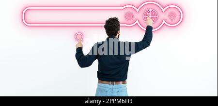 Gentiluomo in camicia scura che punta al bottone virtuale con due dita. Il design digitale futuristico presenta importanti informazioni e programmi. Idee d'affari. Foto Stock