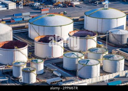 Serbatoi di stoccaggio di olio bianco visti nel porto commerciale di Barcellona Foto Stock