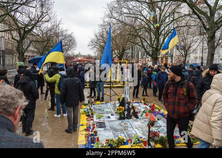 BERLINO - 25 FEBBRAIO 2023: Attivisti ucraini di fronte all'ambasciata russa su Unter der Linden. Foto Stock