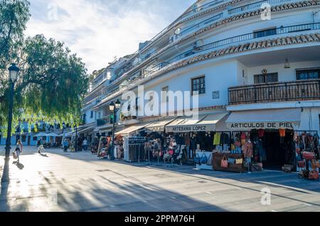 MIJAS, SPAGNA - 9 OTTOBRE 2021: Vista delle strade e dell'architettura tipica della città di Mijas, situata sulla Costa del Sol, provincia di Malaga, Andalusia, Spagna meridionale Foto Stock