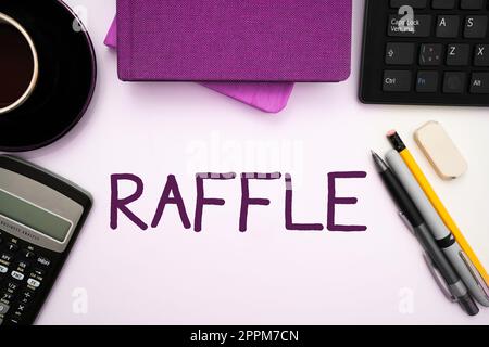 Scrittura con testo Raffle. La fotografia concettuale significa raccogliere denaro vendendo biglietti numerati come premio Foto Stock